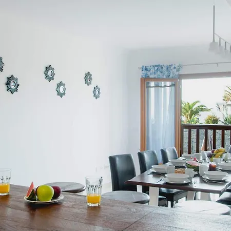 Stylish 6 Bedroom Princesa - Hot Tub - Heated Pool - Near & Waterparks Villa Playa Blanca (Lanzarote)