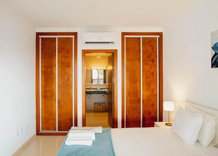 Stylish 6 Bedroom Princesa - Hot Tub - Heated Pool - Near & Waterparks *