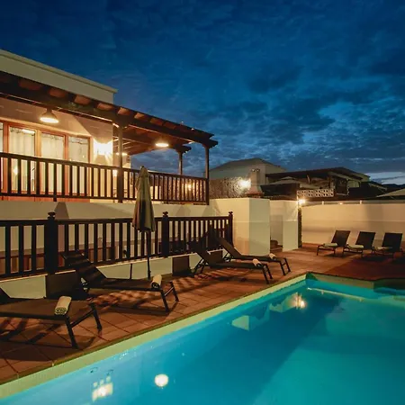 Stylish 6 Bedroom Princesa - Hot Tub - Heated Pool - Near & Waterparks Playa Blanca (Lanzarote)