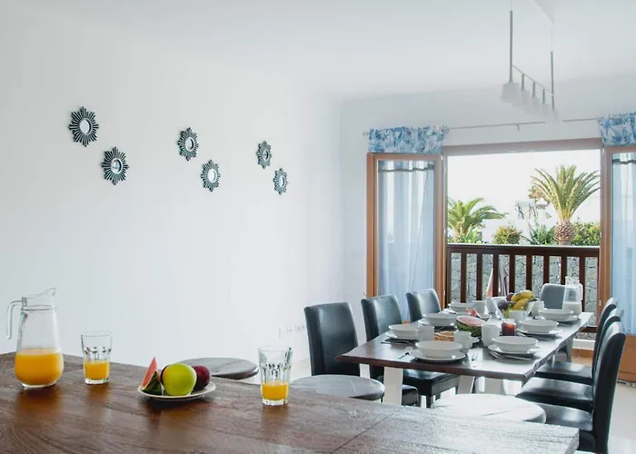 Stylish 6 Bedroom Princesa - Hot Tub - Heated Pool - Near & Waterparks Villa Playa Blanca (Lanzarote)