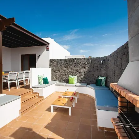 Stylish 6 Bedroom Princesa - Hot Tub - Heated Pool - Near & Waterparks Villa