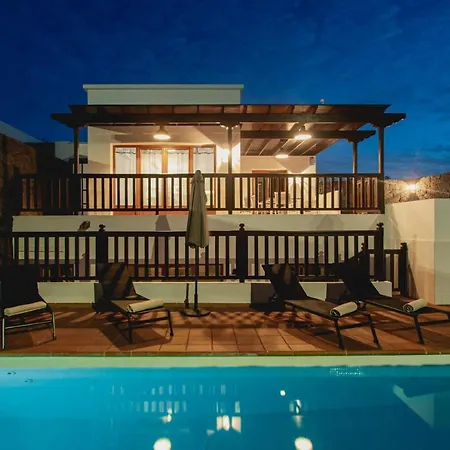 Stylish 6 Bedroom Princesa - Hot Tub - Heated Pool - Near & Waterparks * Playa Blanca (Lanzarote)