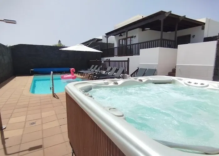 Villa Stylish 6 Bedroom Princesa - Hot Tub - Heated Pool - Near & Waterparks *